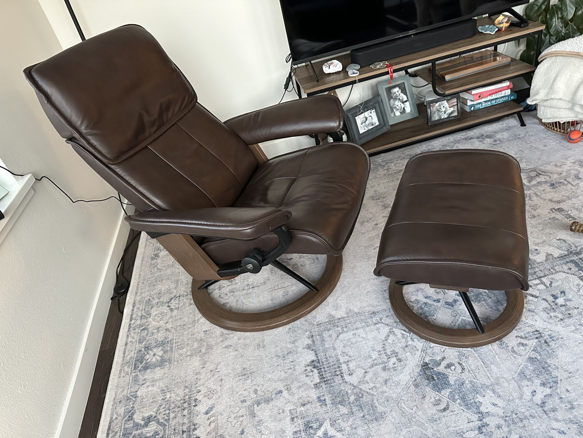 Stressless brown recliner- Like New!