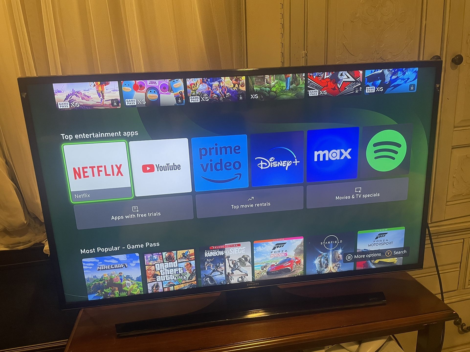 Samsung 40 inch Class 4K Ultra HD LED Smart TV - Flatscreen w/ Remote & TV Stand