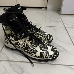 Size 13 Under Armor Men’s Highlight Black Lace Up Football Cleats