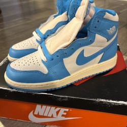 Retro Air Jordan 1 UNC