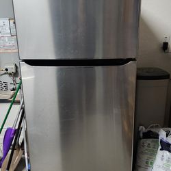 LG 24 cu. ft. Top Freezer Refrigerator with Internal water dispenser