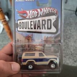 Hot Wheels Boulevard 85 Ford Bronco 4X4 