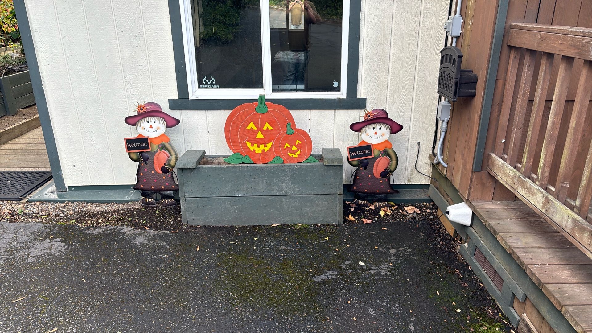 Fall Decor/ Pumkins And Two Scarecrows Welcom Signs