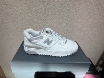 New balance women’s shoe size 7 brand new in box