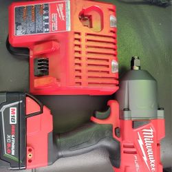 Milwaukee IMPACT WRENCH W / CHARGER AND BATTERY