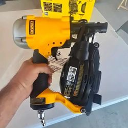 🔥$160 NO NEGOTIABLE🔥DeWalt DW46RN 1-3/4 in. 15 Degree Pneumatic Coil Roofing Nailer