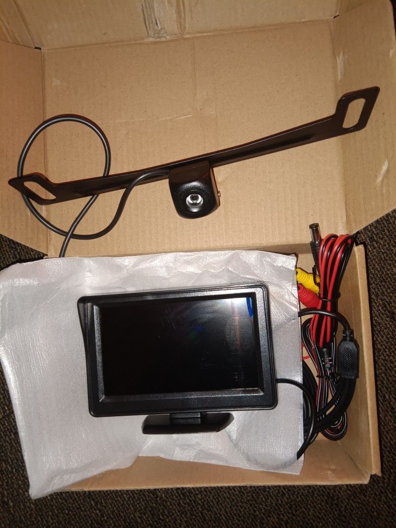 3 Back Up Camera's. One Didn't Have A Screen I Think It's Just A Regular Camera. I Got It Like 3 Years Ago. Never Been Used. 70 Bucks Take All