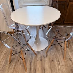Table With 4 Chairs ( brand new ) 