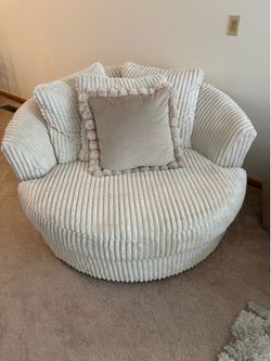 Lindyn 2 Piece Couch and swivel chair
