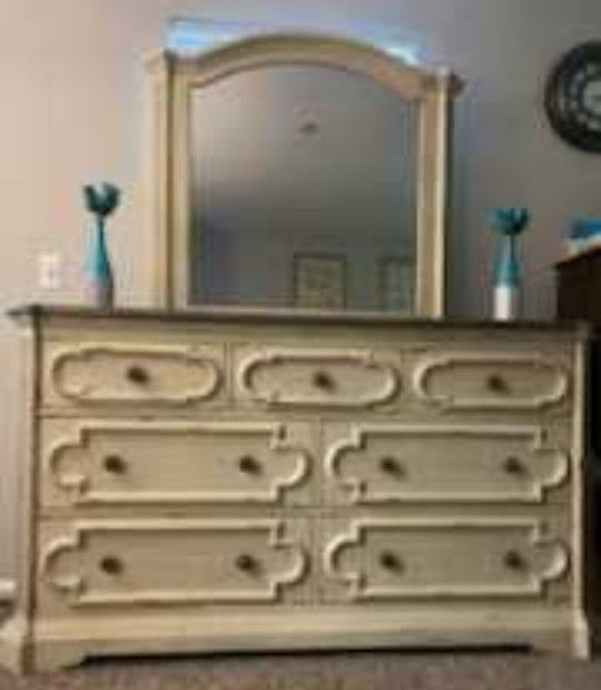 Lindenwood White Beige Bedroom Set
