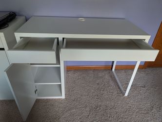 White Student's  desk and swivel Chair.
For more details see the photos. 
In that post only a single desk and 1 chair included. 
Great condition.