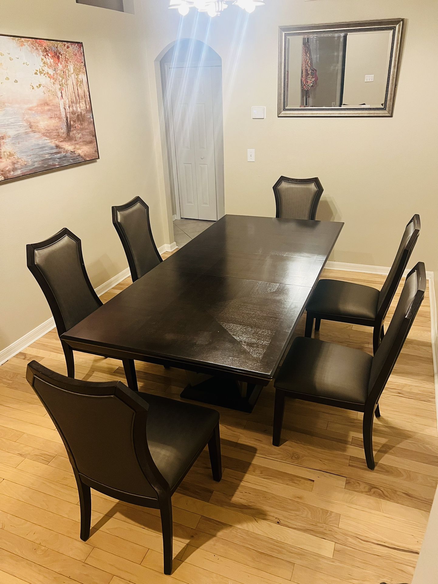 dining table for 6 seats with removable extension in perfect condition, very well maintained, no scratches.