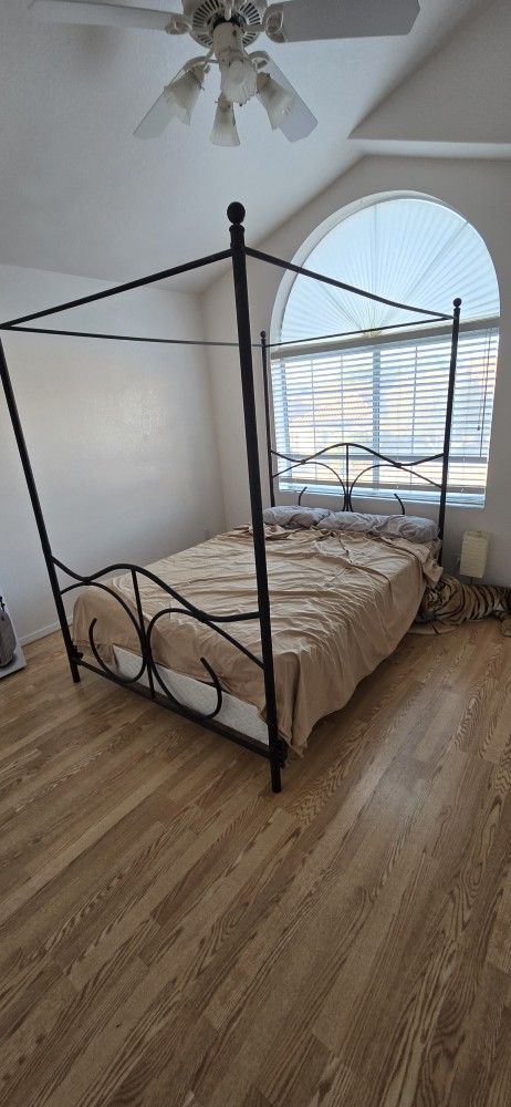 Queen Bed 4 Post