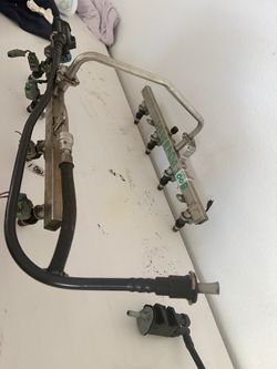 Fuel rail with injectors 2008 Chevy Silverado