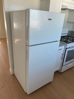 Clean and functional Used HotPoint Refrigerator