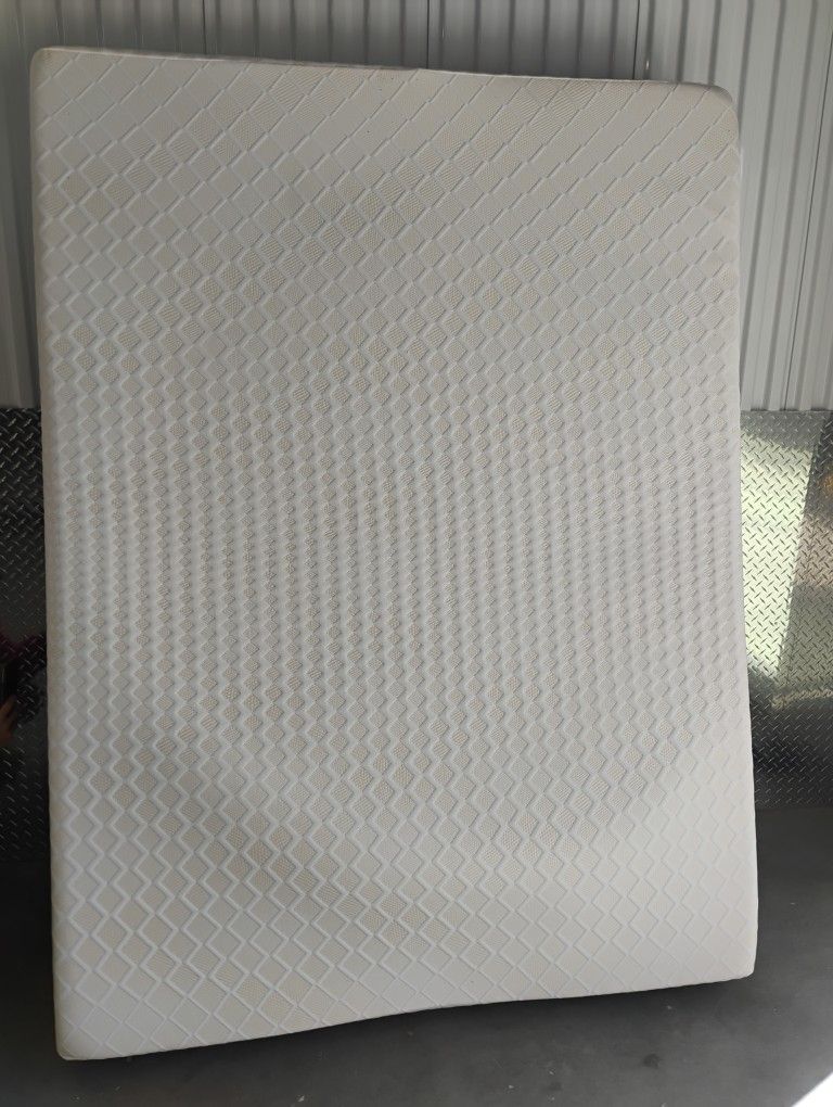 Signature Design By Ashley Queen Mattress Memory Foam