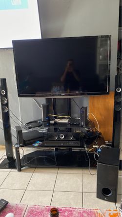 Television con mueble y sistema de home theathre
