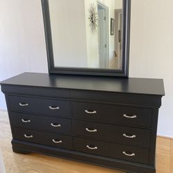 Elegant 8 Drawer Dresser with Mirror 