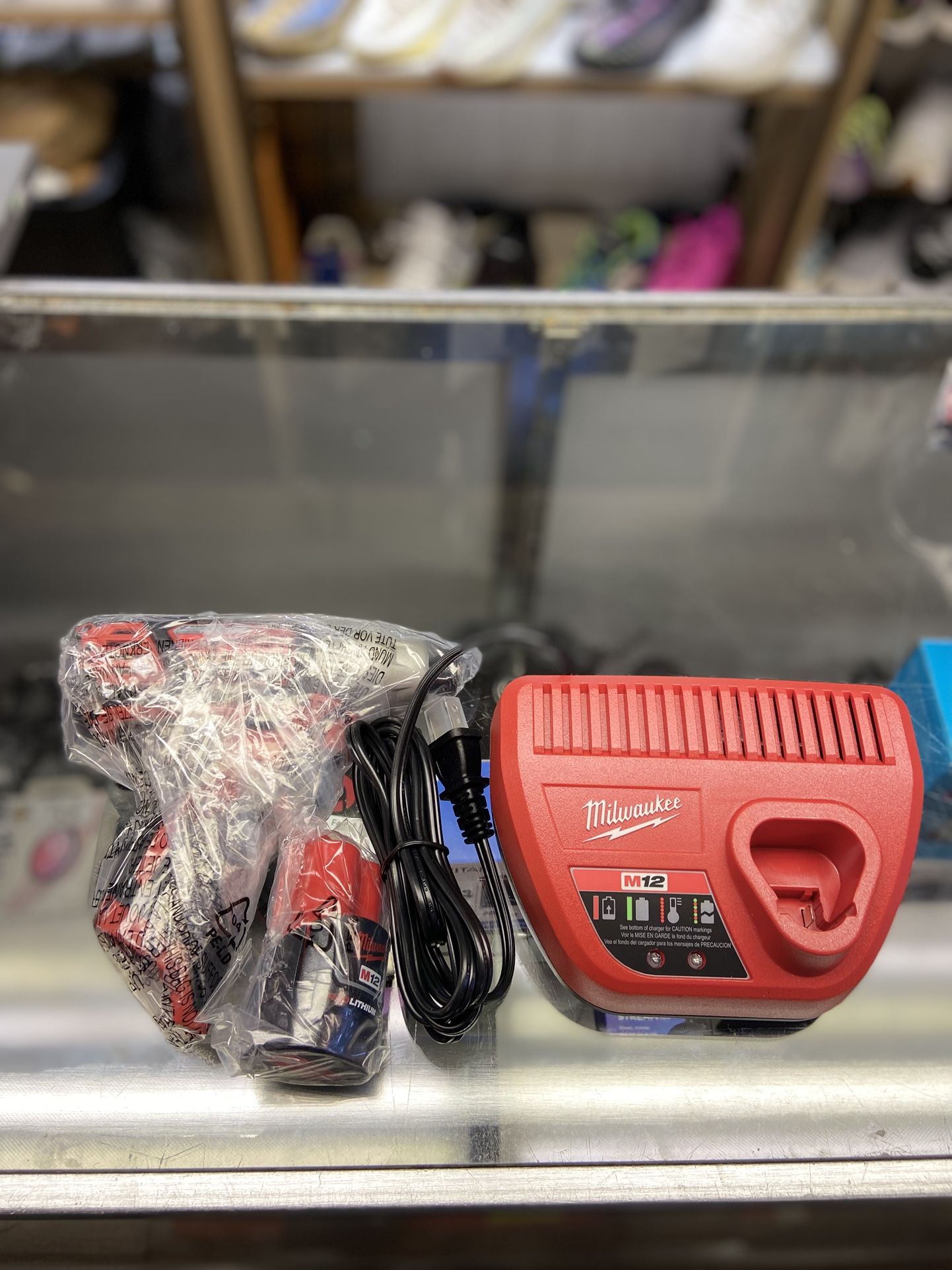 Milwaukee 1/4” Hex 2-speed Electric Screw Driver With Battery And Charger