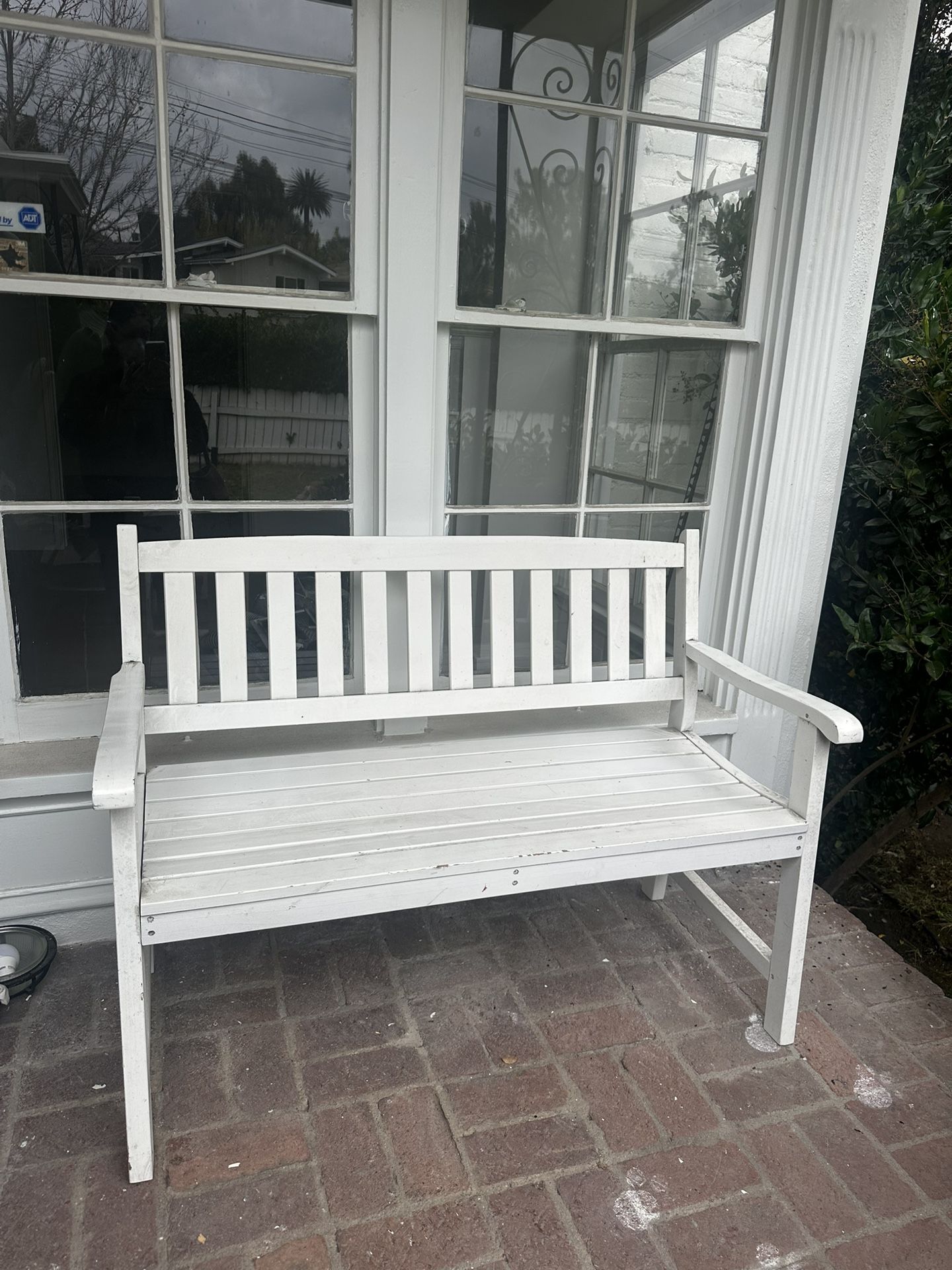 WHITE WOODEN BENCH