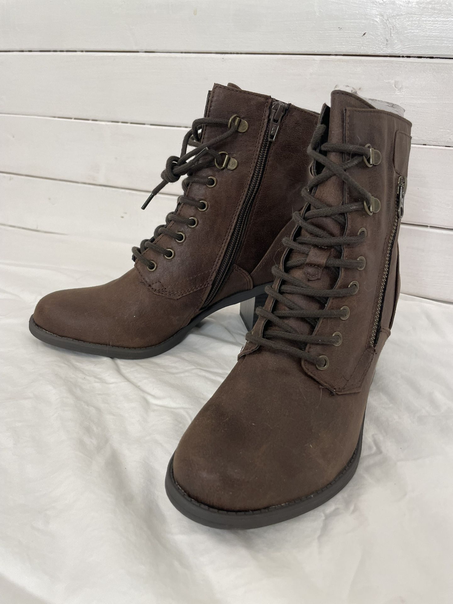 NEVER WORN Brown boots Women’s Size 8M, Ankle-High, Block Heel, Synthetic Leather 