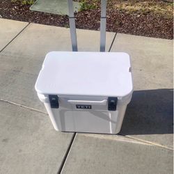 Yeti~Roadie~60~cooler(icebox)
