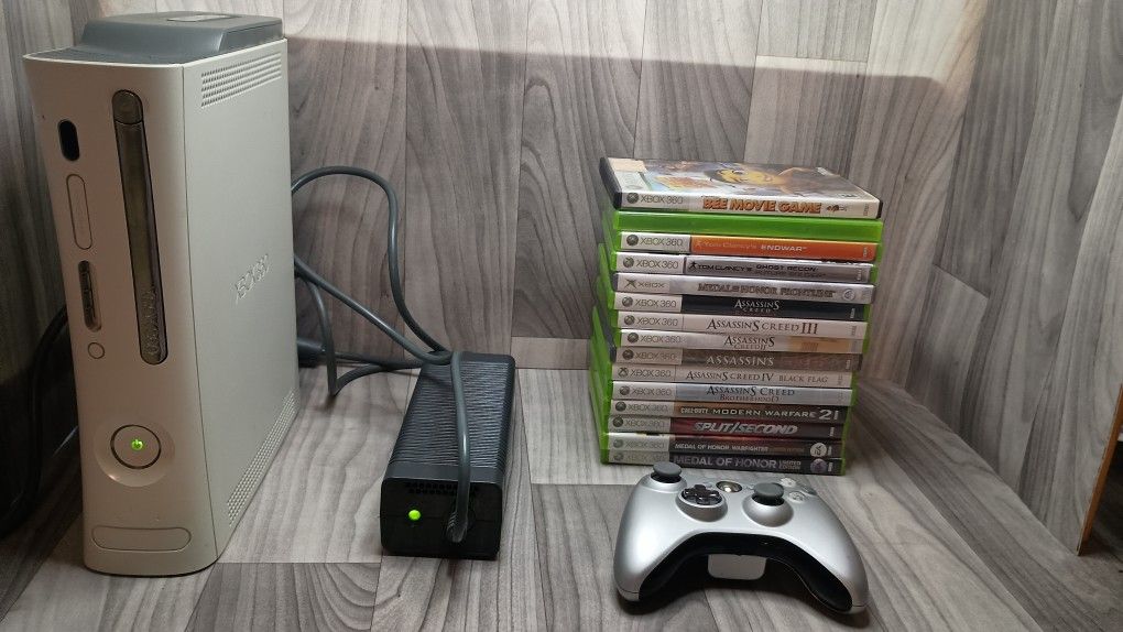 Xbox 360 With 12 Games And A Xbox 360 Chrome Controller Works Excellent!! 