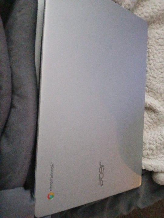 Brand New Chrome Laptop Acer Paid 600 For It I'll Take 260 For It Comes With Case And Charger Has To Go ASAP
