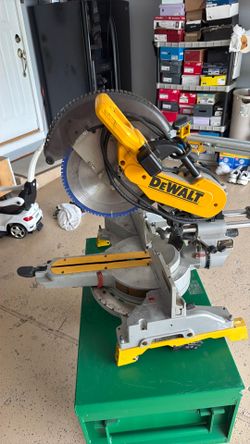 Dawalt saw miter double sliding 12 inch LIGHT Integtated