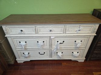 NEW Ashley Realyn 7-Drawer Dresser