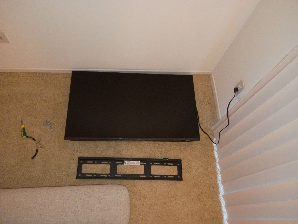 Samsung Smart TV w/ Wall Mount ~40-43in NO REMOTE