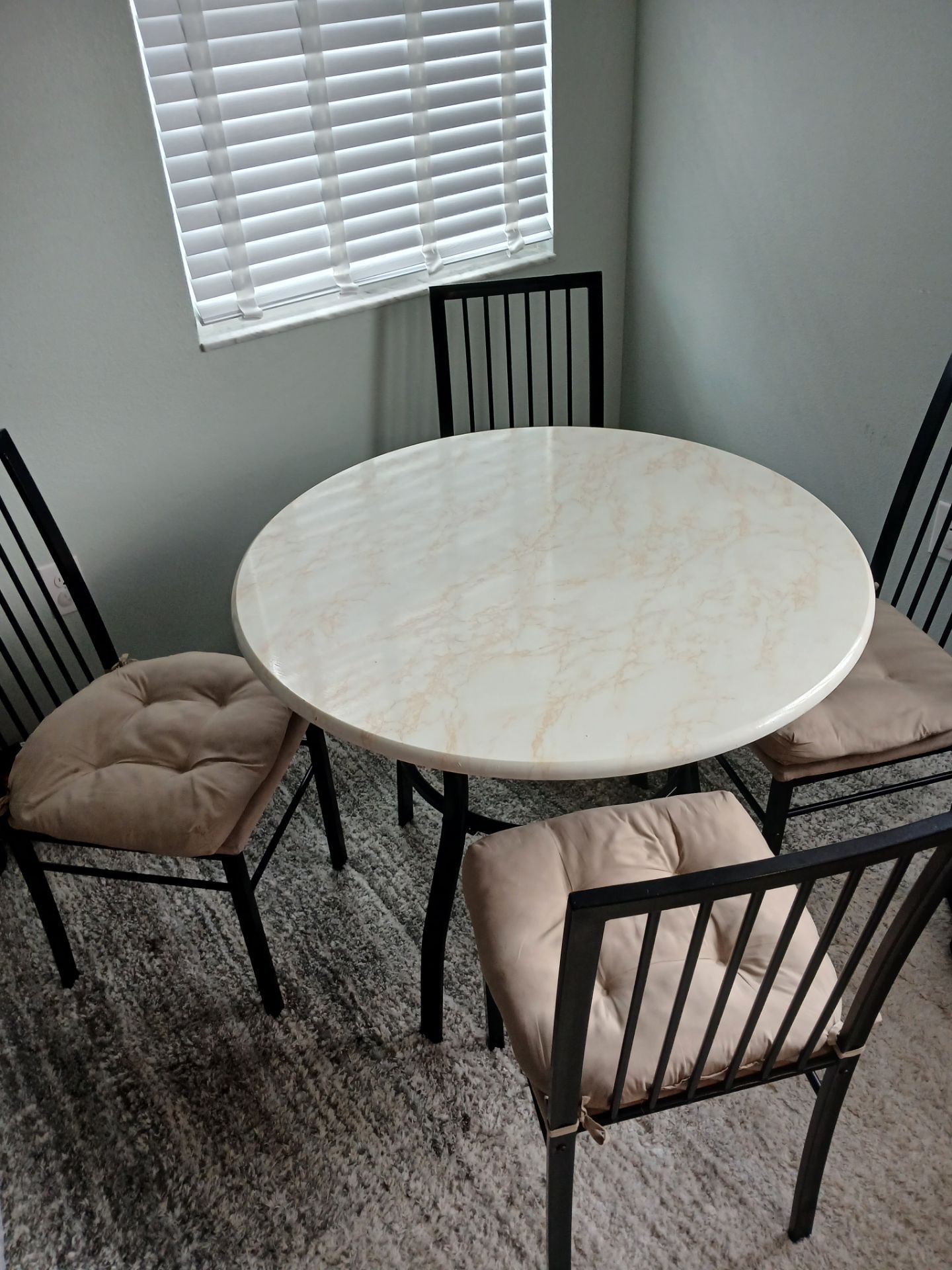 ✨ Marble-Look Dining Set – Table + 4 Chairs + Extra Cushions Included