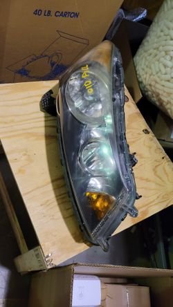 2007 Honda Accord Headlight ( Right) **FREE**