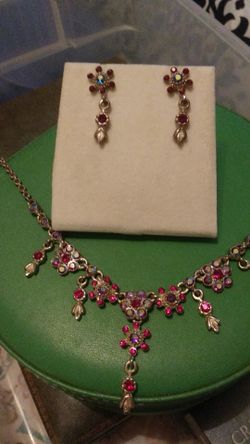 Necklace and ear rings red and blue iridescent stones