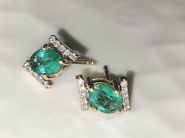 Emerald with diamonds in 14k gold earrings