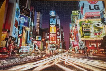 2000 piece puzzle/ Times Square New York, New York