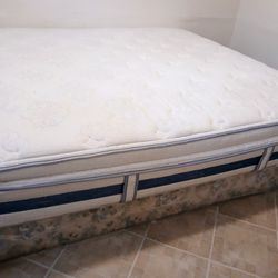 KING SIZE MATTRESS WITH BOX SPRING 