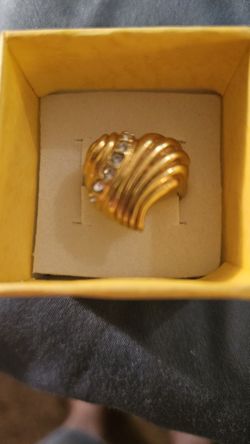 Beautiful gold plated heart ring with CZ diamond accents. Markings "avon"
Please go to my page and see other items that I have listed thank you for yo