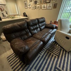 Reclining Couch – 2 Recliners – Lightly Used