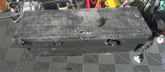 Truck tool box