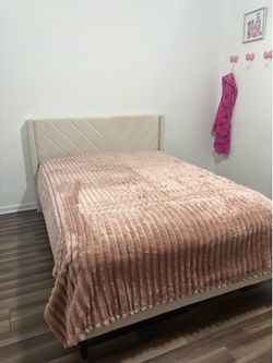 Cream Queen sz platform bed  W/Mattress