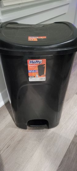 Hefty StepOn 13-Gallon Trash Can