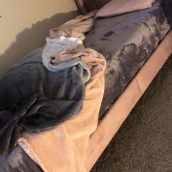 Bed and mattress(Cama Y Colchón)