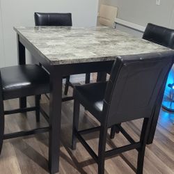 NICE DINNING TABLE WITH CHAIRS 