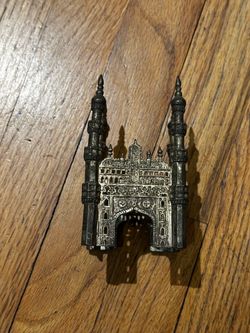 Metal castle trinket