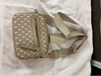 Universal thread crossbody purse