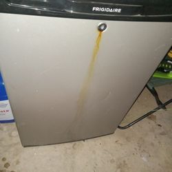 Low Use Mini Fridge 3.7cu Ft