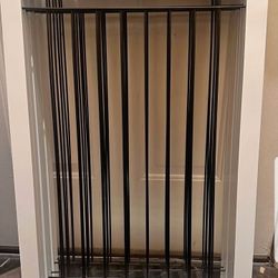 Freestanding gate, 32” tall. 6 panels..

