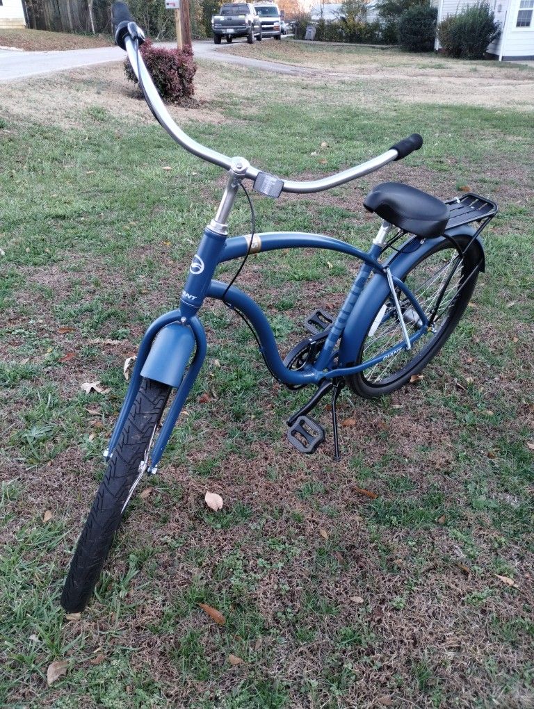 Like New Giant Simple Three Bike Beach Cruise