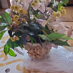 FLORAL ARRANGEMENT MODEL HOME DÉCOR 